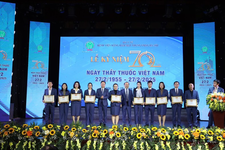 Rewarding many doctors with good achievements in medical examination and treatment, on the occasion of Vietnamese Doctors' Day. Photo: BSCC