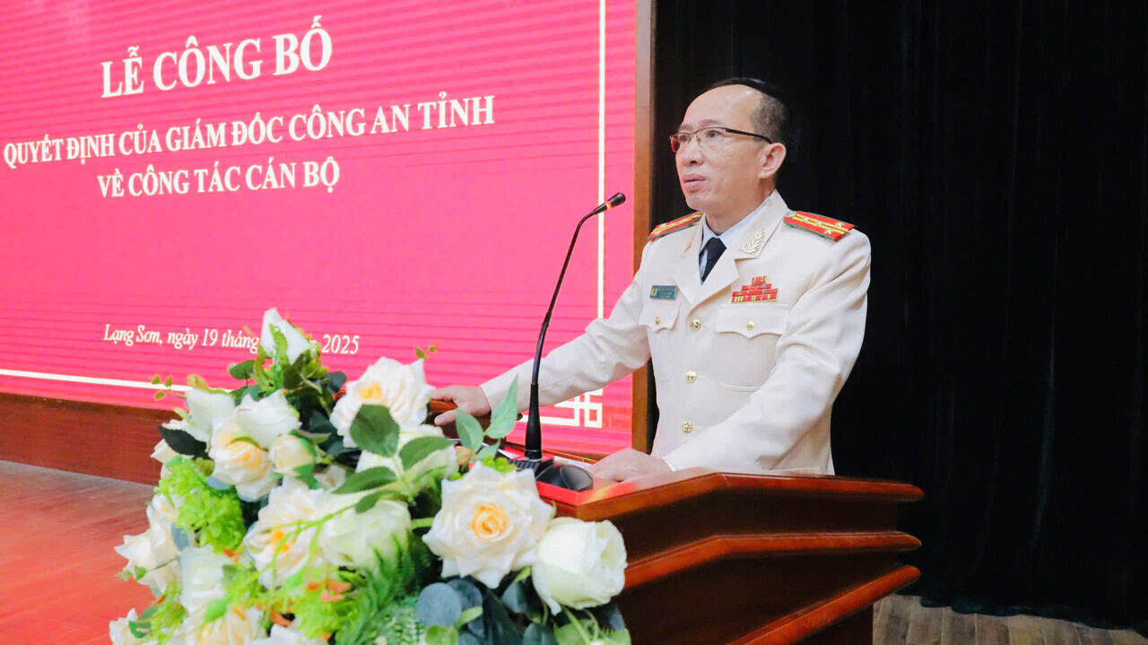 Colonel Nguyen Trung Thanh, Head of the Foreign Security Department of the Provincial Police - representatives of the comrades who were given early retirement decisions - shared. Photo: Hoang Tho