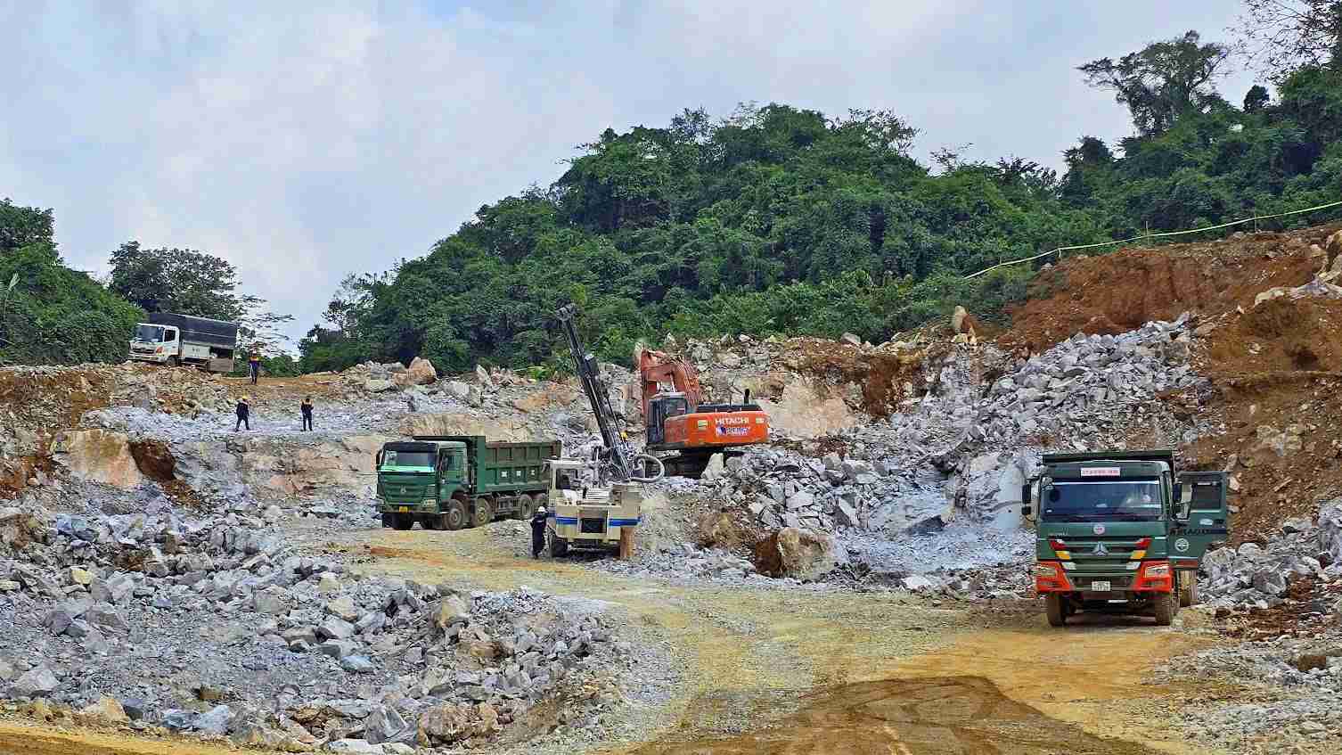 Tren cong truong pha nui da lam duong cao toc. Anh: Tan Van.