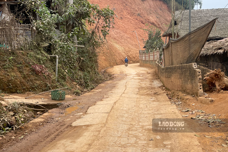 Duong dan sinh trong xa Nghia Do hu hong, xuong cap. 