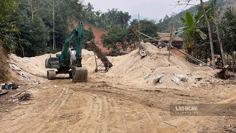 May xuc cung hang chuc khoi cat duoc tap ket ben canh long suoi Nam Luong, xa Nghia Do (Bao Yen, Lao Cai) de cho van chuyen di tieu thu. 