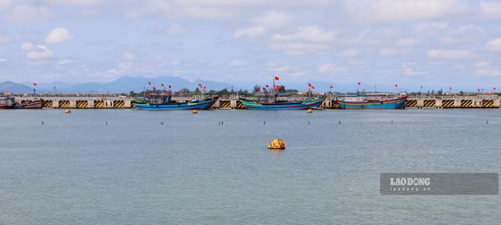  Dong thoi, don vi thi cong khac phai khac phuc loi 2 bien tang va hu hong 4 mo to bom nuoc tai nha quan ly xu ly nuoc thai; kiem tra va thay the cay xanh bi chet. Cong tac khac phuc phai hoan thanh truoc ngay 28.2.