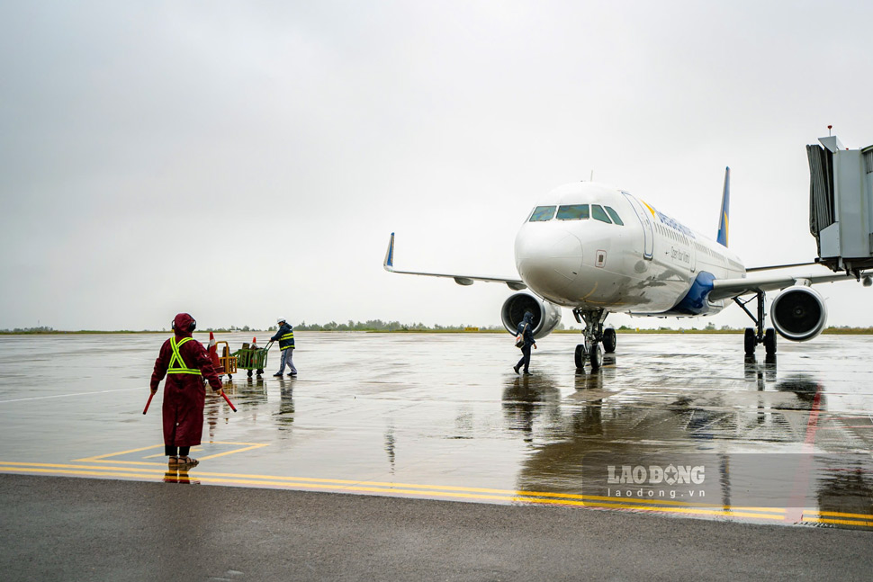 The plane landed at Phu Cat Airport. Photo: Dung Nhan