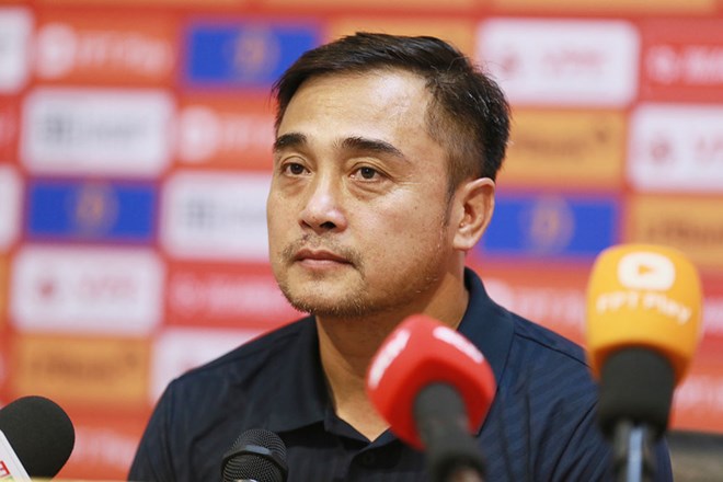 Coach Nguyen Duc Thang of The Cong Viettel team responded to the refereeing work. Photo: Thanh Vu