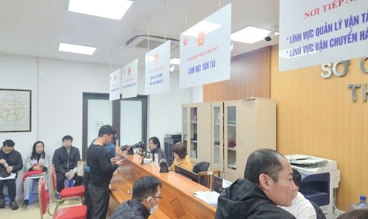 Người dân làm thủ tục cấp đổi giấy phép lái xe tại Sở GTVT Hà Nội. Ảnh: Minh Hạnh