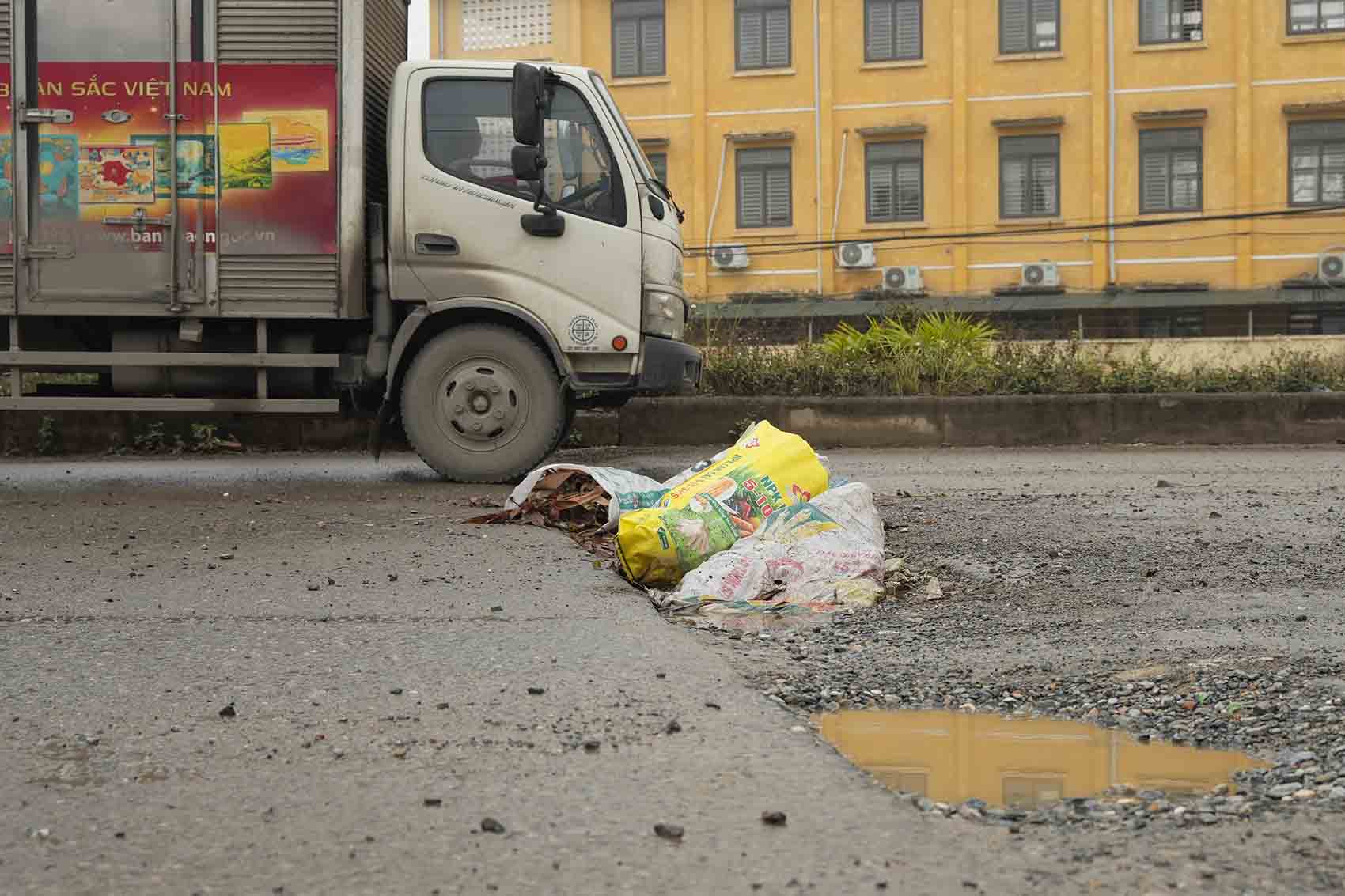 Rác thải còn bị đổ bừa bữa ra giữa đường, ảnh hưởng đến việc đi lại của các phương tiện. Ảnh: Hữu Chánh