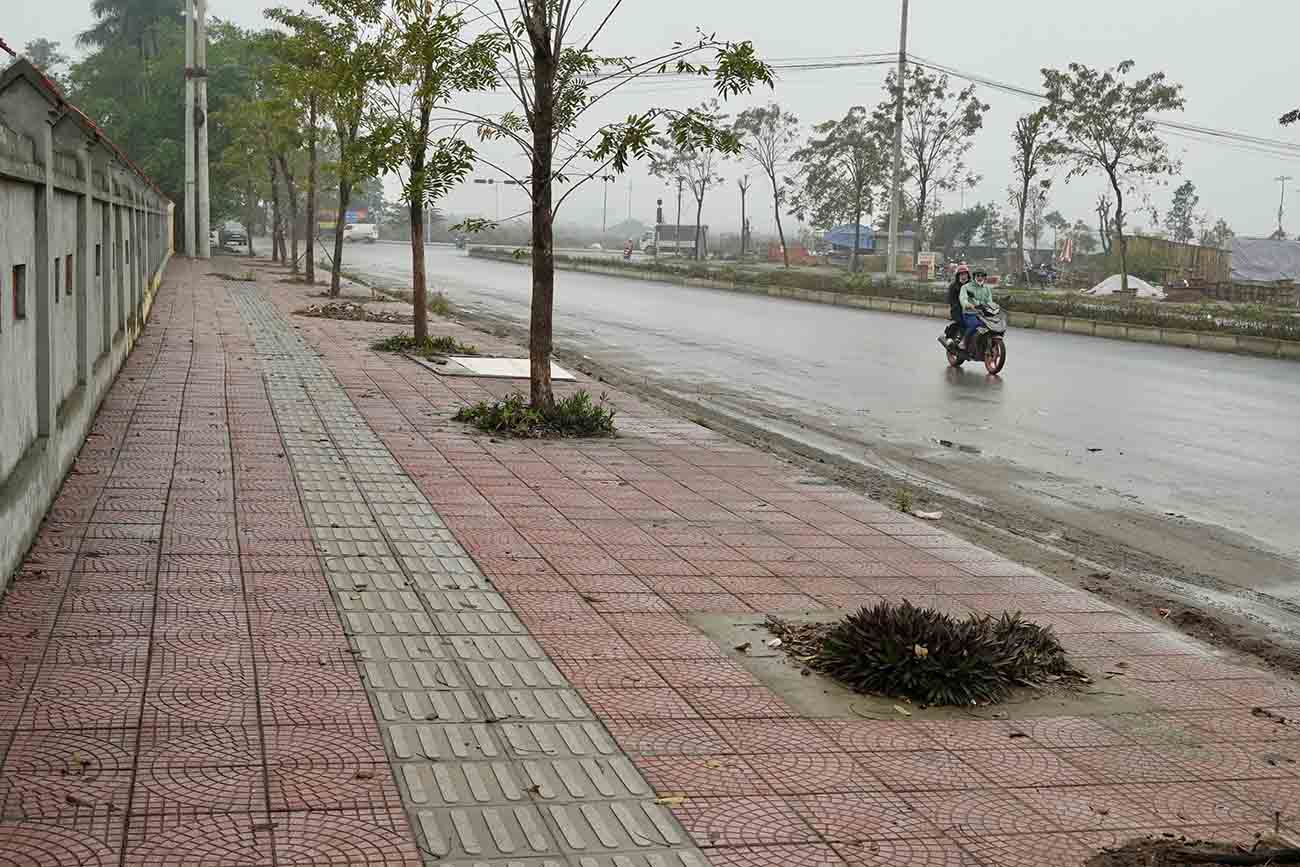 Nhiều đoạn tuyến đã có bản các hạng mục như nền đường, vỉa hè, cây xanh. Ảnh: Hữu Chánh