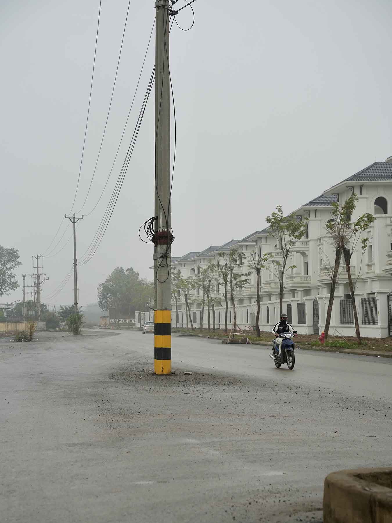 Đoạn cuối dự án (tiếp giáp Vành đai 3,5) vẫn chưa di dời hạ tầng điện. Ảnh: Hữu Chánh 
