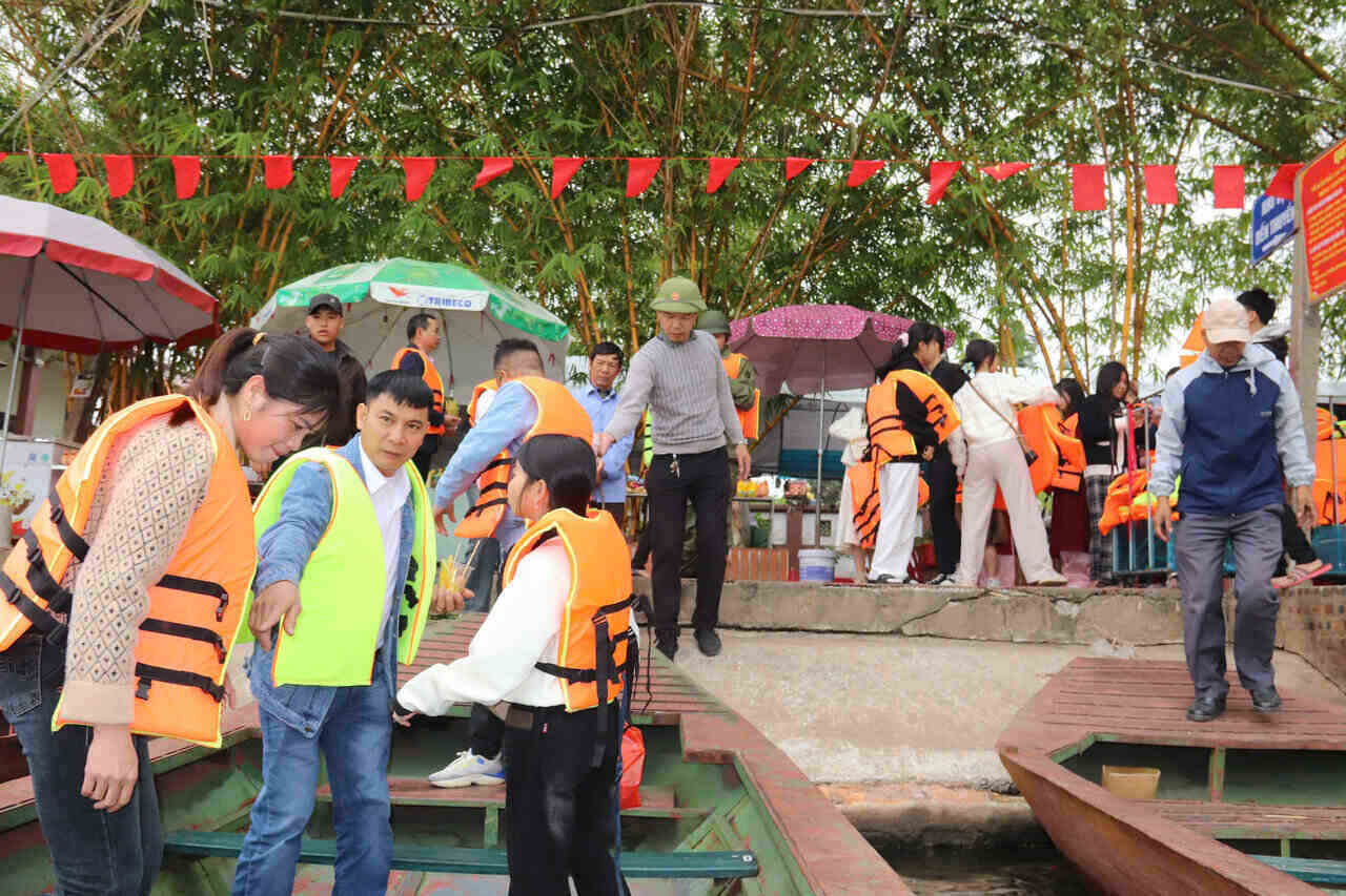 Hai Duong Stork Island welcomes more than 3,000 tourists during Tet. Photo: Mai Huong
