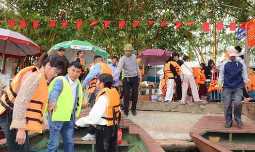 Đảo Cò Hải Dương đón hơn 3.000 du khách trong dịp Tết. Ảnh: Mai Hương