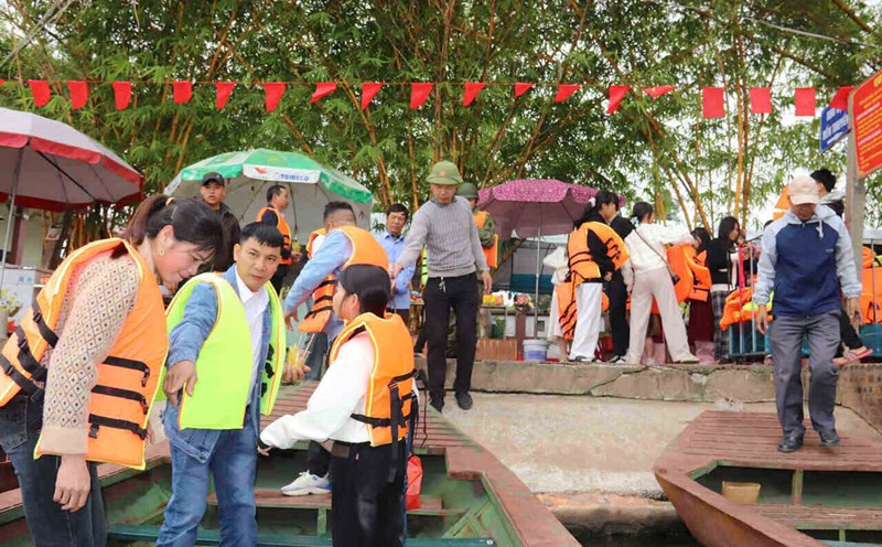 Hai Duong Stork Island welcomes more than 3,000 tourists during Tet. Photo: Mai Huong