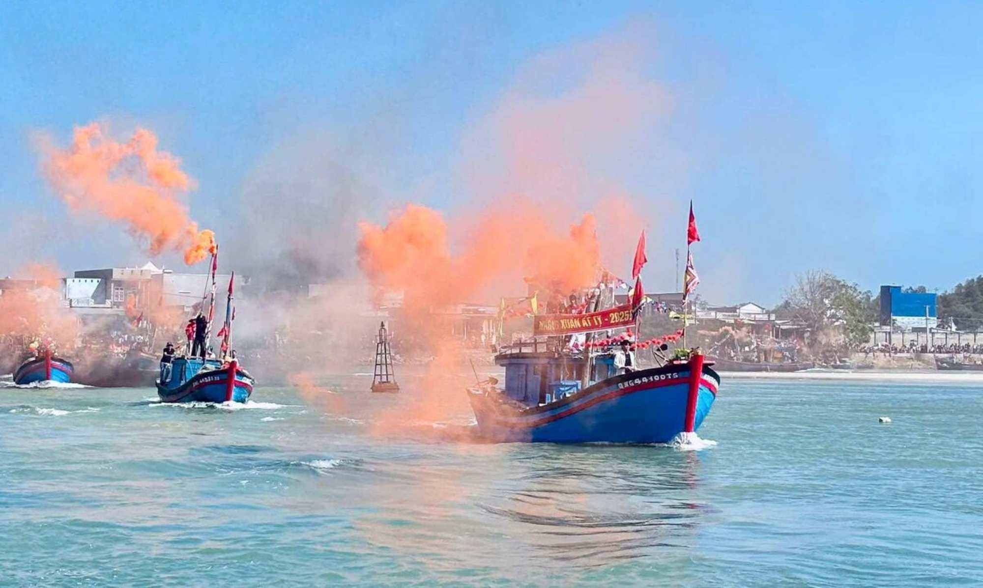 Fishing boats of fishermen in Pho Thanh ward, Duc Pho town, Quang Ngai province, lined up to go out to sea during the first fishing festival of the year, but encountered unfavorable weather. Photo: Thuy Yen.