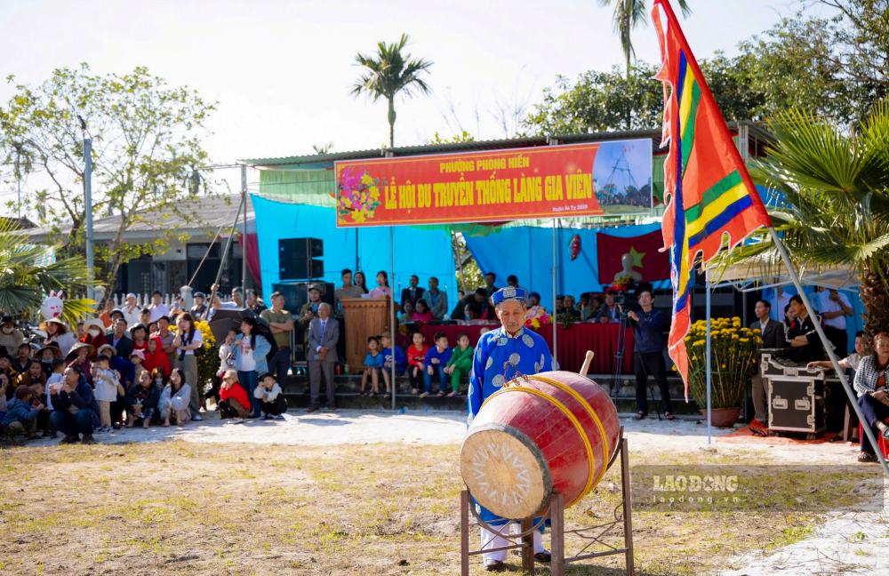 Cu mung 4 Tet hang nam, nguoi dan lang Gia Vien keo nhau ve khu vuc dinh lang de thuong thuc va tham gia vui choi le hoi du tien truyen thong nay. Truoc Tet, dan lang da bat dau cong tac chuan bi cho le hoi. Trong do, cay du duoc lam tu nhung cay tre gia, cao va duoc dung len tren bai dat trong. Ben canh cay du, ban to chuc treo mot chiec khan do o do cao xap xi chieu cao gia du. 