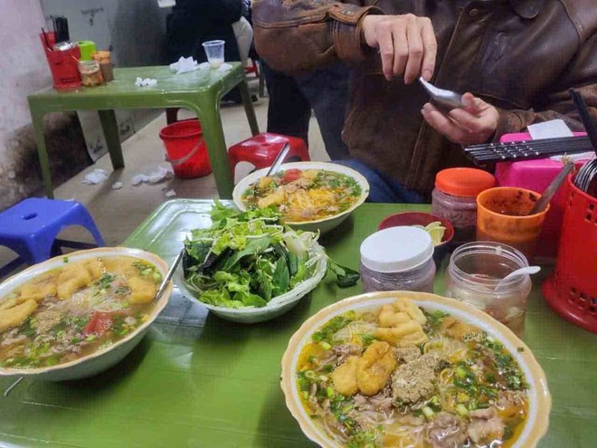 3 bowls of vermicelli soup with crab soup for 1.2 million VND that customers experienced on Bach Mai street (Hai Ba Trung, Hanoi). Photo: Screenshot