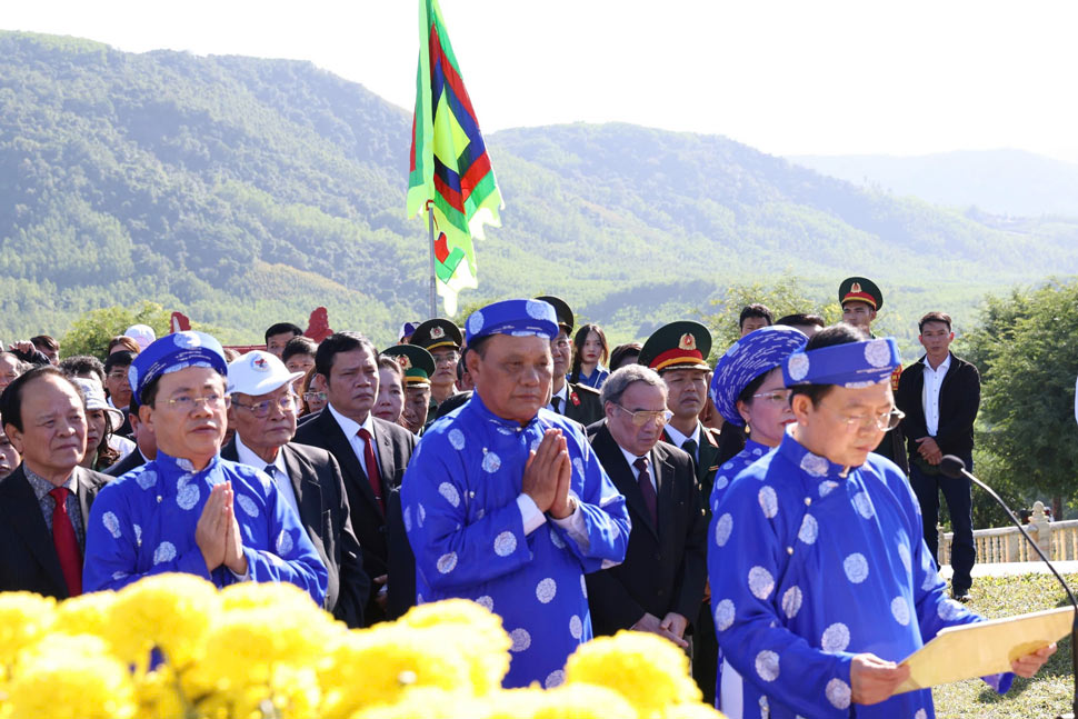 Binh Dinh Provincial Party Secretary Ho Quoc Dung reads a prayer to heaven and earth at Kinh Thien Dai. Photo: Thanh Thanh