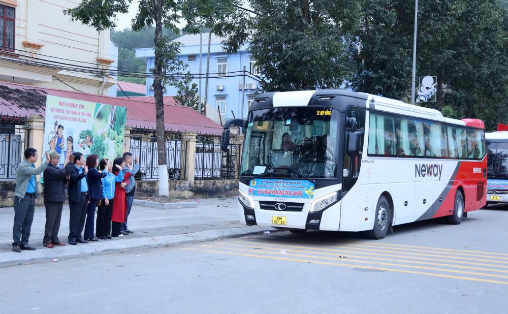 Những chiếc xe chở hàng trăm công nhân lao động quay trở lại nơi làm việc. Ảnh: Thanh An