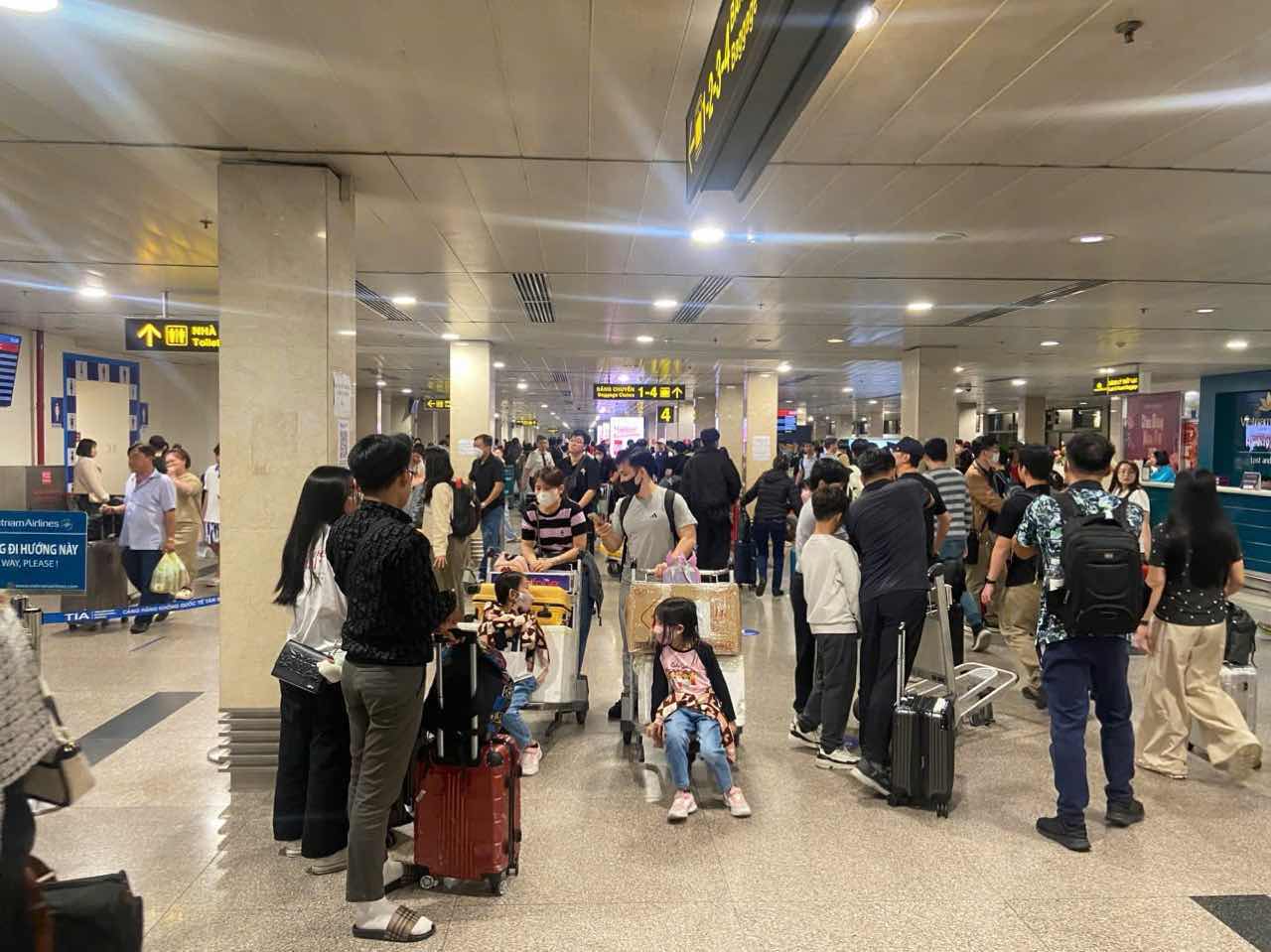 Sân bay Tân Sơn Nhất đông đúc người quay lại TPHCM