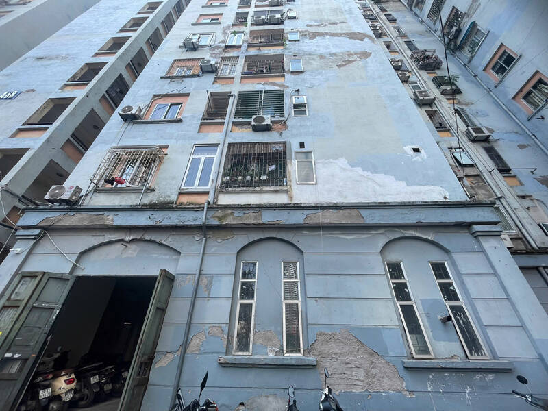 Nam Trung Yen resettlement house (Cau Giay district, Hanoi) is showing signs of deterioration. Photo: Thu Giang
