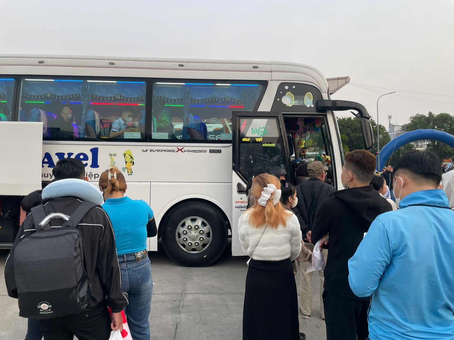 Enterprises start production, workers return to work in Binh Duong. Photo: Dinh Trong