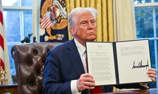 Tổng thống Donald Trump đánh thuế hàng hóa nhập khẩu từ Mexico, Canada và Trung Quốc. Ảnh: AFP