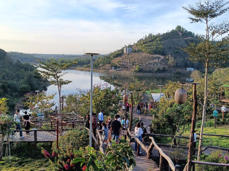 The number of visitors to Dak Nong during Tet increased sharply. Photo: Do ​​Bao Lam