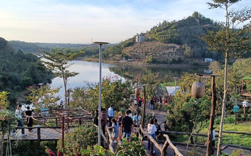 The number of visitors to Dak Nong during Tet increased sharply. Photo: Do Bao Lam