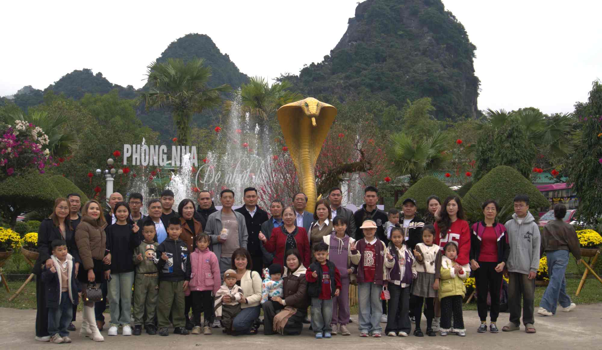 Many tourists come to check in at the snake mascot in Phong Nha - Ke Bang National Park. Photo: Phong Nha - Ke Bang