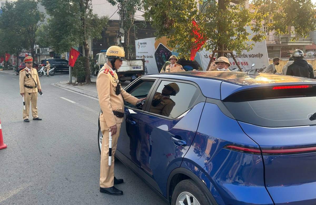 Lực lượng chức năng Công an TP Hải Phòng kiểm tra xử lý vi phạm giao thông trong kỳ nghỉ Tết. Ảnh: Công an TP Hải Phòng