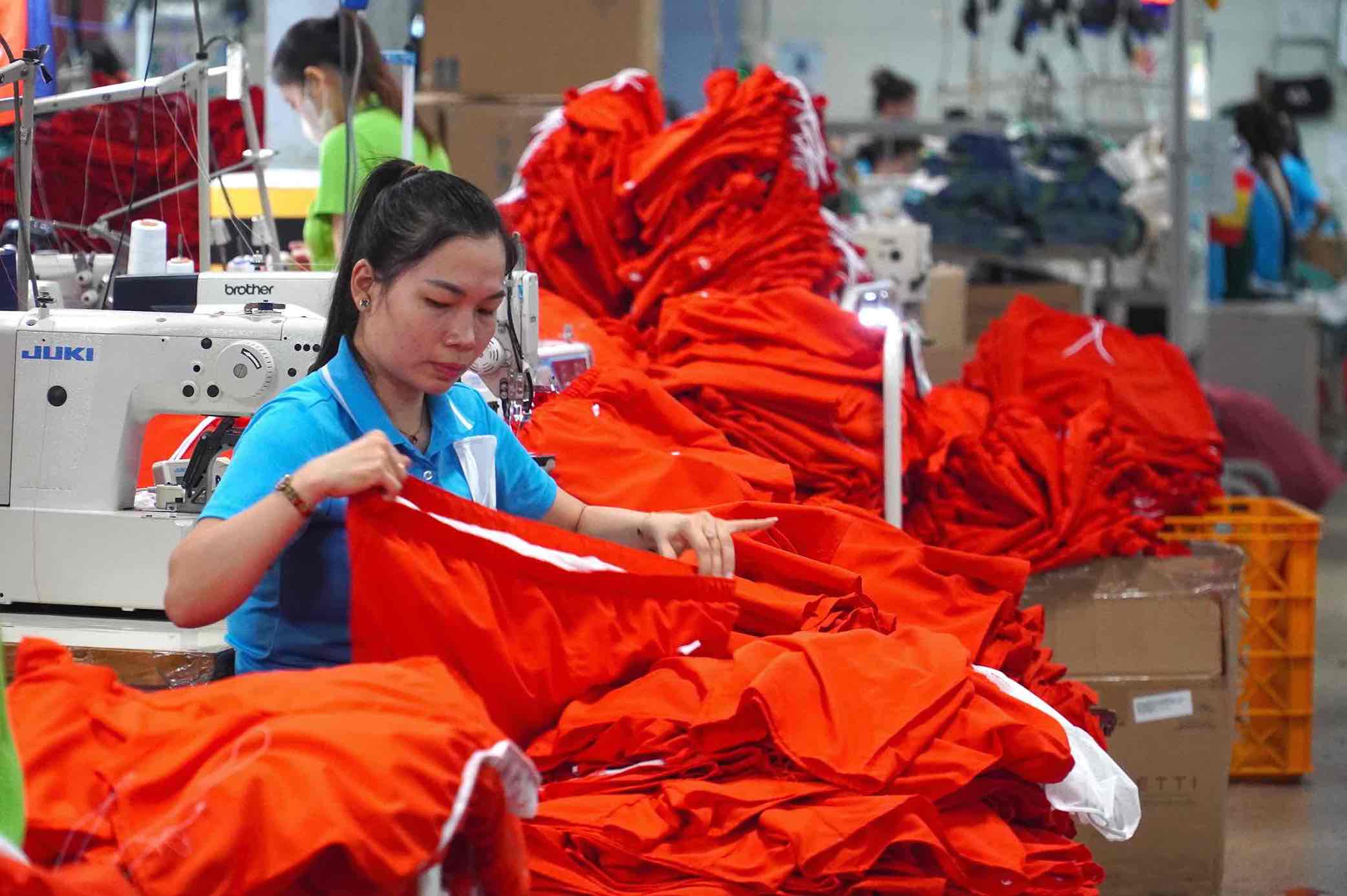 Dong Phu Cuong Joint Stock Company recruits 300 garment workers, rewards referrals. Photo: HAC