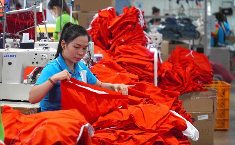 Dong Phu Cuong Joint Stock Company recruits 300 garment workers, rewards referrals. Photo: HAC