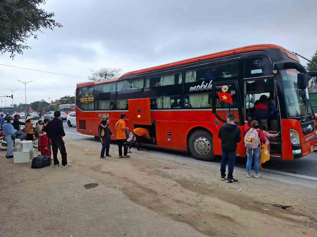 Many people in Ha Tinh take buses to the North after Tet holiday. Photo: Tran Tuan.