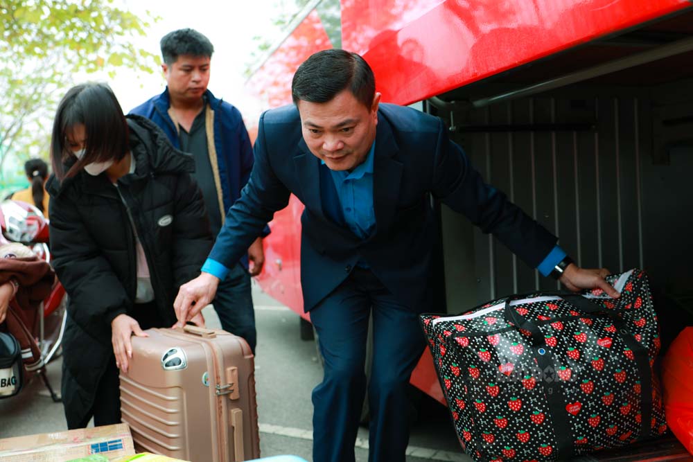 Mr. Nguyen Dinh Thang - Member of the Executive Committee of the Vietnam General Confederation of Labor, Chairman of the Hanoi Industrial and Export Processing Zones Trade Union, assisted workers in getting their luggage when the bus arrived in Hanoi. Photo: Hai Nguyen