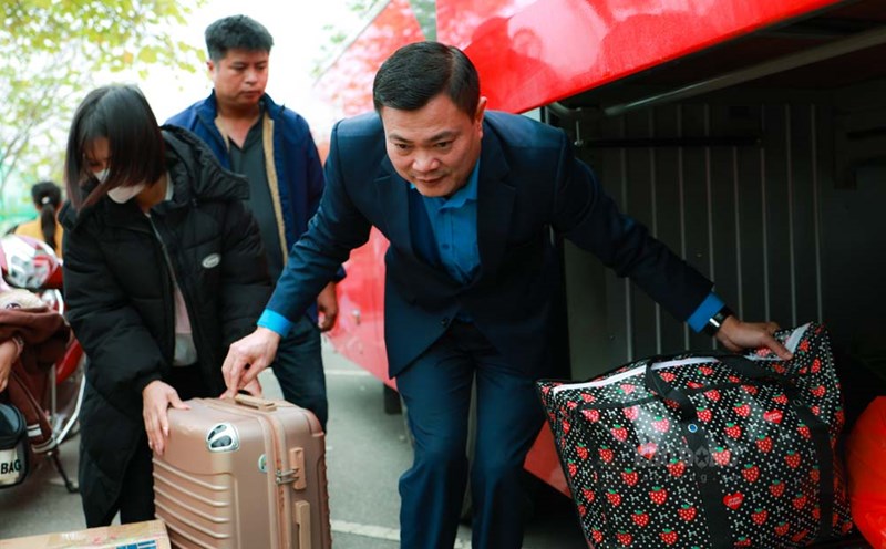 Mr. Nguyen Dinh Thang - Member of the Executive Committee of the Vietnam General Confederation of Labor, Chairman of the Hanoi Industrial and Export Processing Zones Trade Union, assisted workers in getting their luggage when the bus arrived in Hanoi. Photo: Hai Nguyen