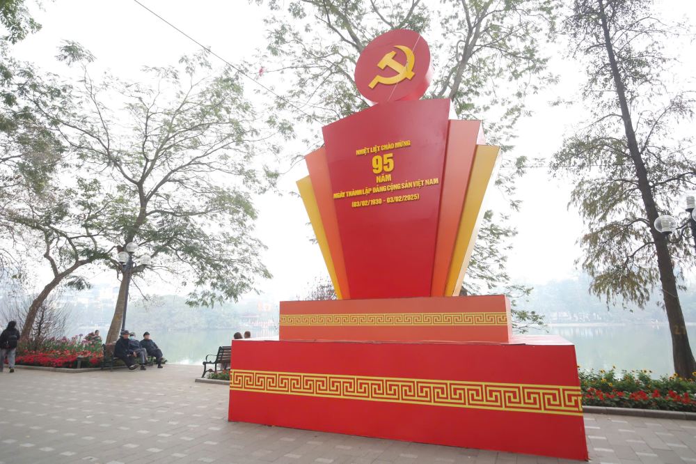 In nearly 40 years of implementing the renovation process under the leadership of the Party, our country has achieved many great achievements. In the photo: Poster celebrating the 95th anniversary of the founding of the Communist Party of Vietnam. Photo: Tran Vuong