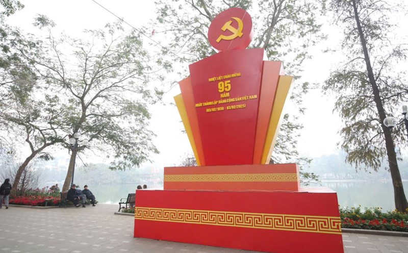 In nearly 40 years of implementing the renovation process under the leadership of the Party, our country has achieved many great achievements. In the photo: Poster celebrating the 95th anniversary of the founding of the Communist Party of Vietnam. Photo: Tran Vuong
