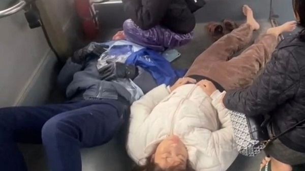 Nạn nhân vụ tai nạn giao thông được lái xe buýt đưa đi cấp cứu. Ảnh: Transerco