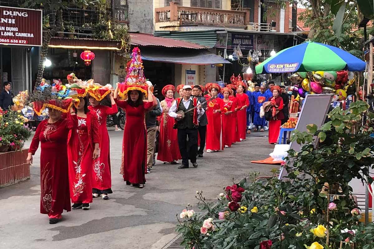 Mot doan dan le len mieu Tien Cong. Anh: Dieu Hoang