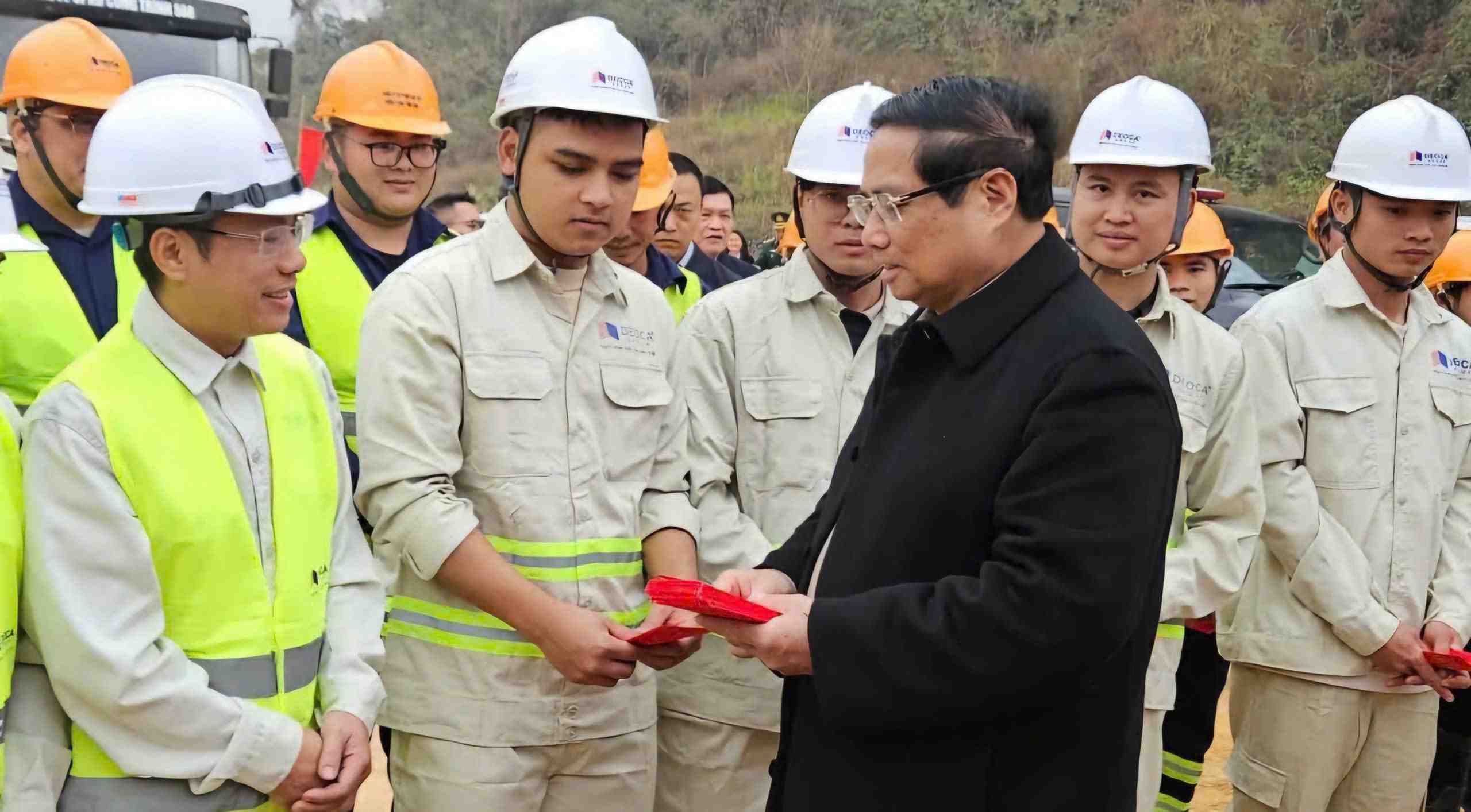 Thu tuong li xi, dong vien cong nhan tren cong truong. Anh: Vu Khuyen.