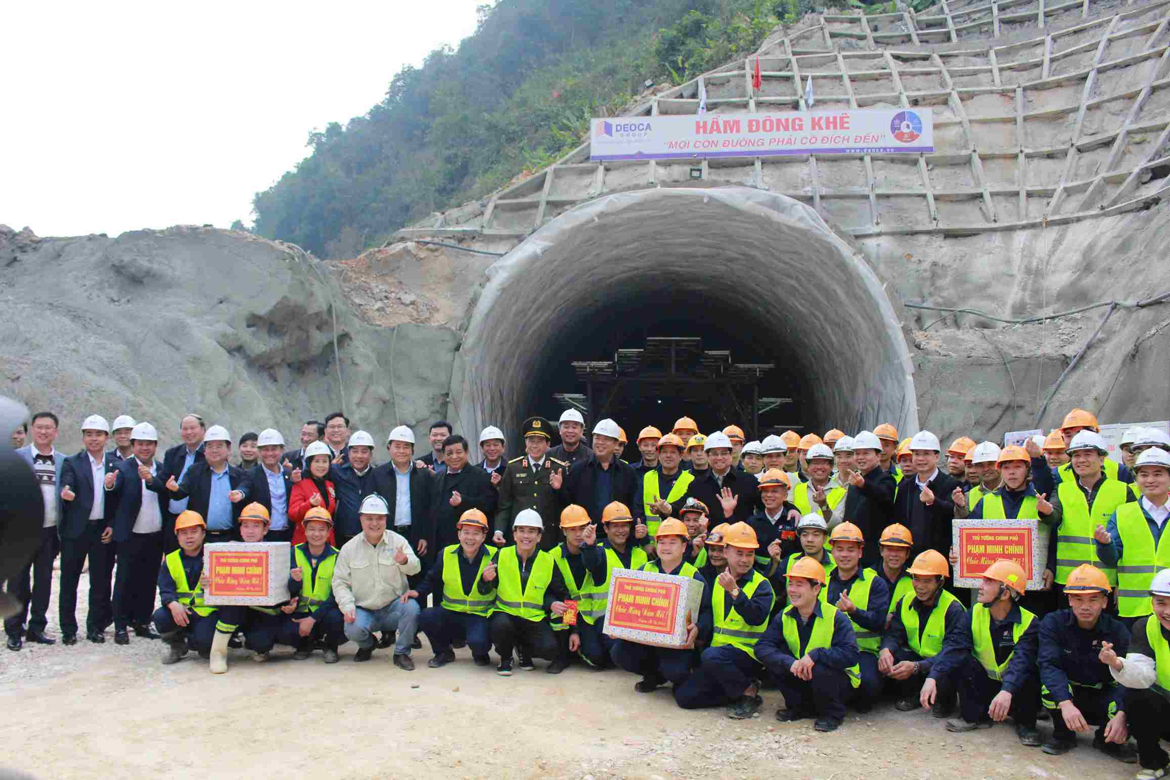 The Prime Minister inspected the project progress and visited and presented gifts to workers building the Dong Dang - Tra Linh Expressway. Photo: Tan Van.