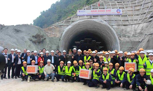 Thủ tướng tới kiểm tra tiến độ dự án và thăm, tặng quà công nhân xây dựng cao tốc Đồng Đăng - Trà Lĩnh. Ảnh: Tân Văn.