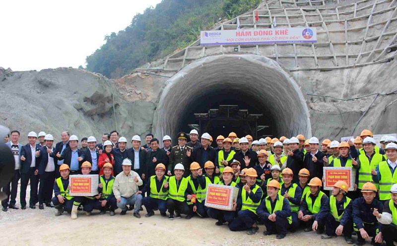 The Prime Minister inspected the project progress and visited and presented gifts to workers building the Dong Dang - Tra Linh Expressway. Photo: Tan Van.