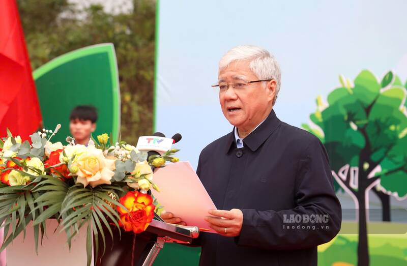 Uy vien Bo Chinh tri, Chu tich Uy ban MTTQ Viet Nam Do Van Chien du Le phat dong Tet trong cay tai Tuyen Quang. Anh: Lam Thanh