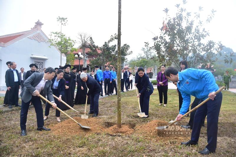 Chairman of the Central Committee of the Vietnam Fatherland Front Do Van Chien attended the launching ceremony of the Tet Tree Planting Festival. Photo: Lam Thanh
