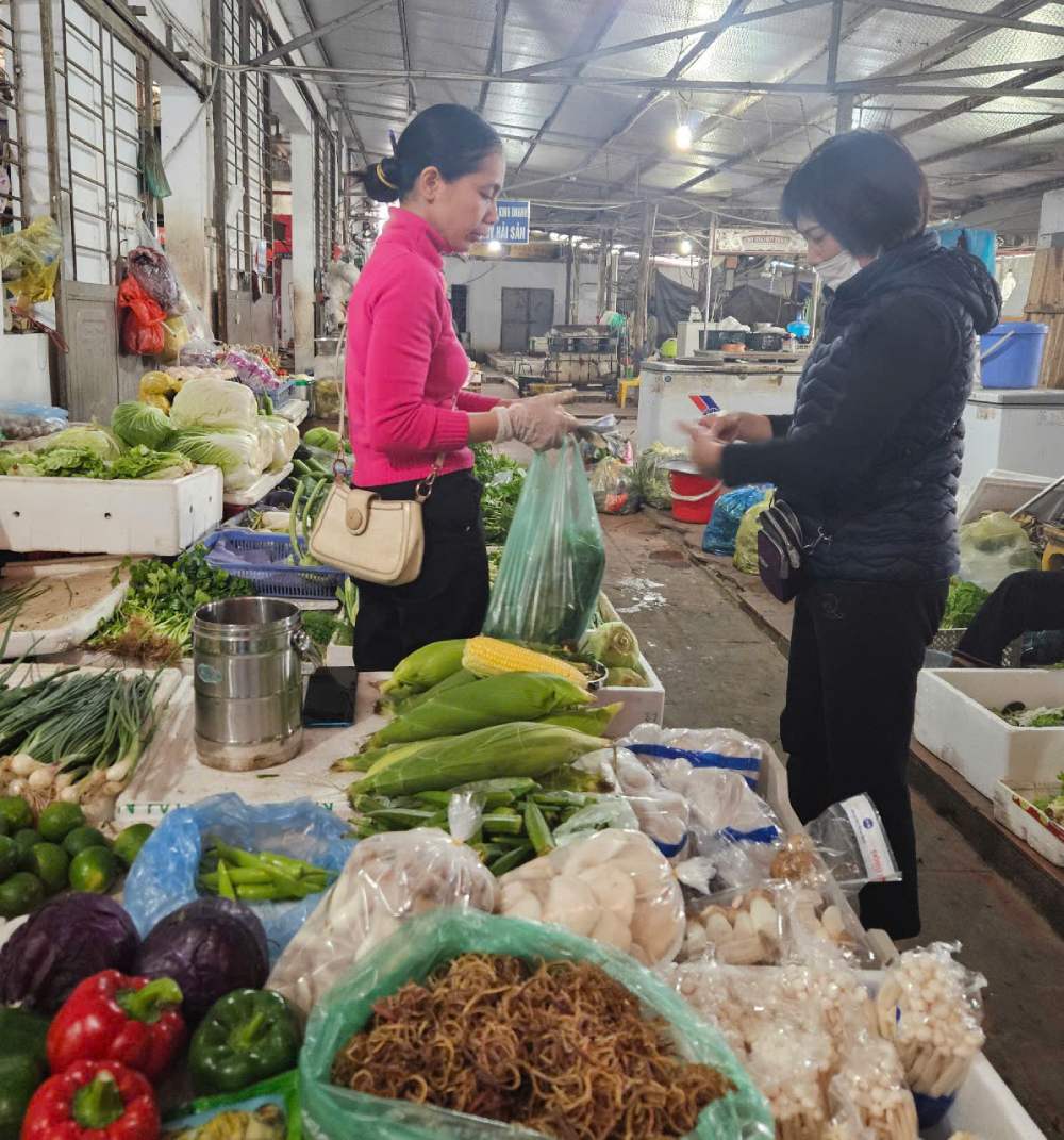 Green vegetables, fresh mushrooms... are popular items at the traditional market on the 5th day of Tet. Photo: Quynh Chi