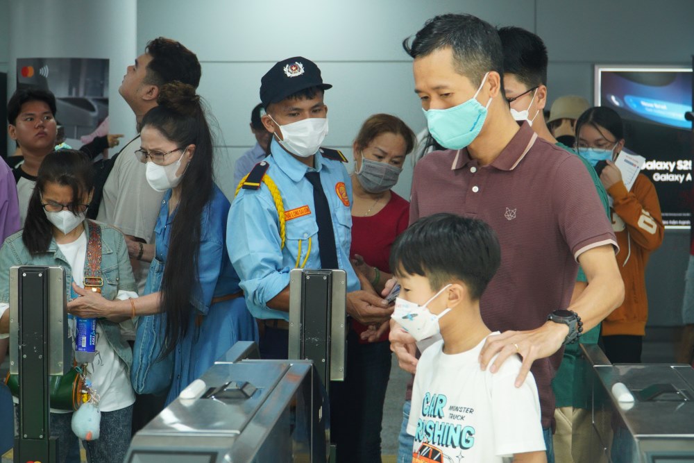 Tai cac cong soat ve, nguoi dan xep thanh nhieu hang dai doi den luot vao trong. Nhieu nhan vien cung duoc tang cuong de phuc vu hanh khach het cong suat, tranh tinh trang un u trong ga.