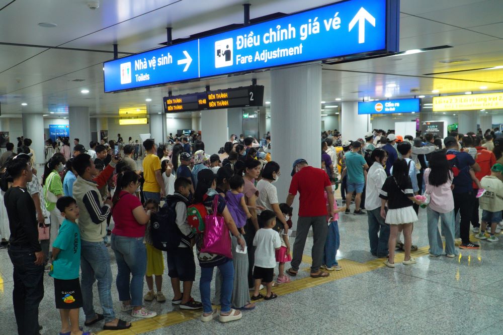 Tai cac quay ban ve luon trong tinh trang dong duc va qua tai. Hang dai nguoi dan xep hang doi mua ve, dung chat kin ca hanh lang ga Ben Thanh. Da so nguoi dan phai doi 30-45 phut moi co the mua duoc ve tau. Nhieu nguoi to ra sot ruot vi phai cho qua lau.