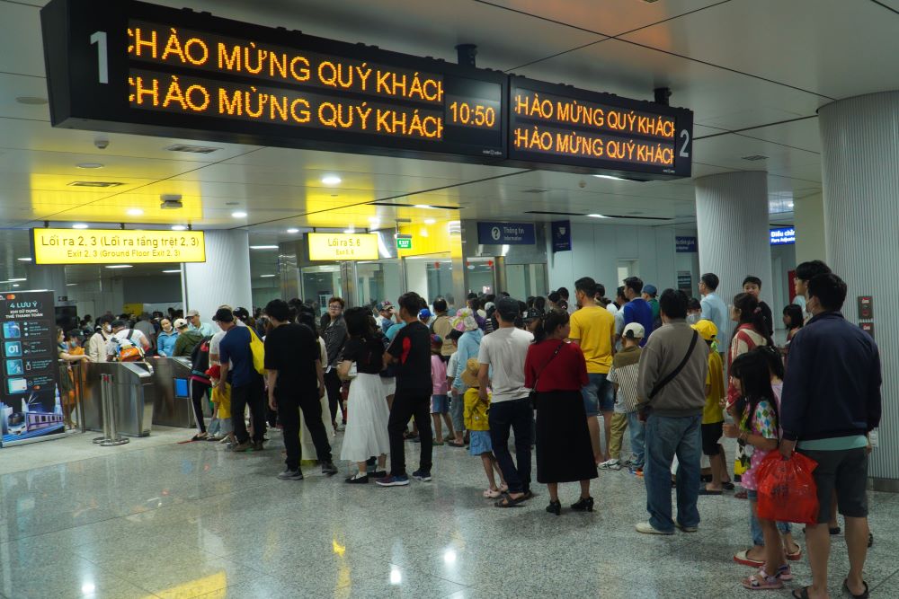 Mung 3 Tet, Metro so 1 da van hanh 156 chuyen de phuc vu luong khach tang cao vao dip Tet trong khi mung 4 va mung 5, tau nang len 160 chuyen. Den mung 6 (ngay 3.2), Metro so 1 se tro lai hoat dong binh thuong.