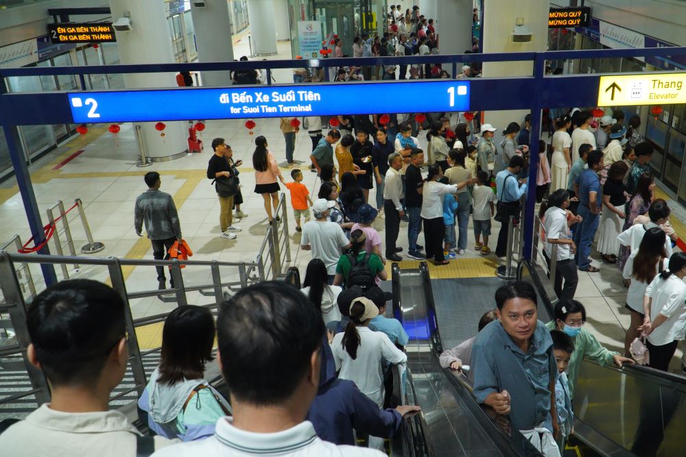 Hom mung 1 Tet, Metro so 1 (Ben Thanh - Suoi Tien) da van hanh 182 chuyen voi 8 doan tau hoat dong lien tuc, phuc vu gan 56.000 hanh khach. Mung 2, Metro so 1 da bo sung 28 chuyen, ngoai 156 luot chay theo ke hoach ban dau.