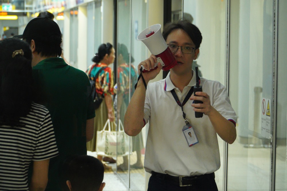 Nhan vien tai ga thuong xuyen phat loa nhac nho hanh khach thuc hien dung quy dinh khi di tau Metro.