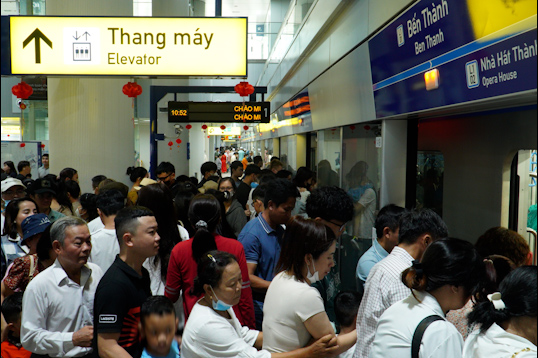 Ghi nhan vao mung 5 Tet (2.2), luong khach do ve trung tam TP.HCM vui choi rat dong, trong do nhieu khach chon di tau Metro so 1 khien cac chuyen tau tu sang som luon trong tinh trang qua tai, ket cung.